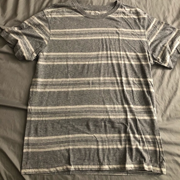 ❌SOLD❌Med/Large Shirt Bundle of 5! - Picture 3 of 5